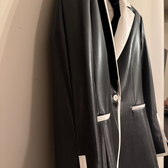 NWT Alice + Olivia Breann Black/Off White Vegan Leather Blazer Size 10 - Picture 4 of 10
